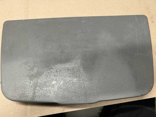 Jahrelange Sonne hat den Soft-Lack dieser Abdeck-Klappe in der Hutablage eines Alfa Romeo in einen klebrigen Schmutzfänger verwandelt.
