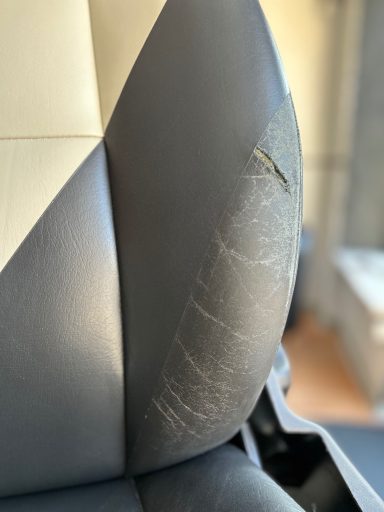 Die leichte Rest-Narbe nach der Reparatur ist gewollt, um die natürliche Lederstruktur insgesamt zu erhalten. Es ginge aber auch ganz glatt.