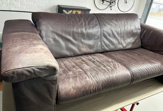 In den 80er Jahren gekauft und seither ständig genutzt. Das hat seine Spuren an diesem hochwertigen Benz-Ledersofa hinterlassen. 