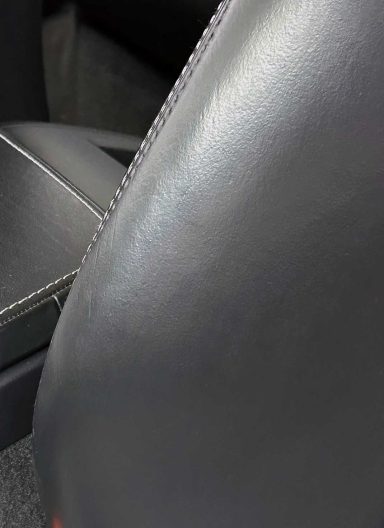 All das sollte vor der Leasing Rückgabe verschwinden. Nach der Reparatur ist der Ledersitz wieder im annähernd neuwertigen Zustand.