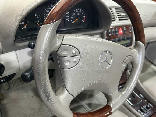 Abnutzung an einem Leder Lenkrad, hier Mercedes. Schutzschicht und Farbe werden abgetragen, die Griff-Flächen werden glänzend.