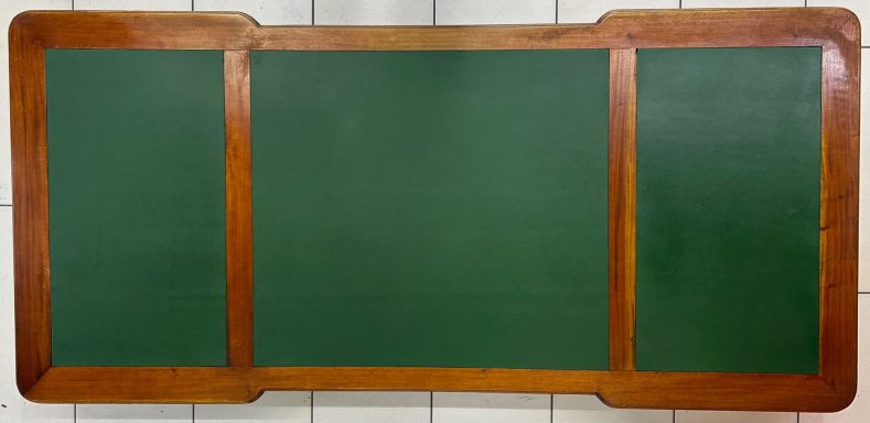 Für weitere Jahrzehnte: Der Tisch ist fertig restauriert, versiegelt und gepflegt, mit vom Kunden gewünschter dezenter Patina.