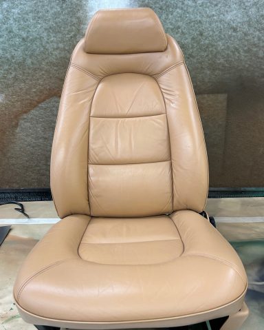 Der Kunde erhält den restaurierten Sitz mit Reparaturstoffen, Färbung und Versiegelung nach Erstausrüster-Standards der Automobil-Industrie.