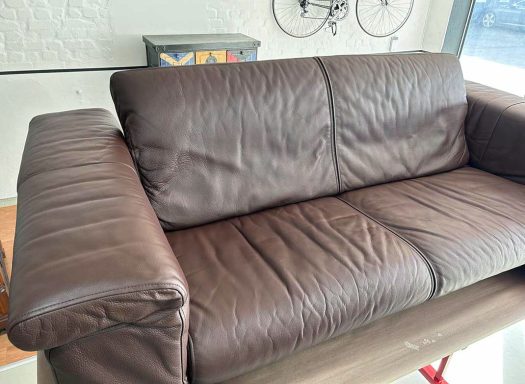 Das Leder wurde gereinigt und gepflegt, Schadstellen sind ausgebessert worden, final wurde es im Vintage-Stil neu gefärbt und versiegelt.