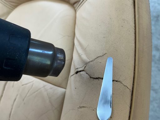 Wärmebehandlung am Ledersitz sorgt für eine verschmelzende Verbindung und glättet die Riss-Stelle.