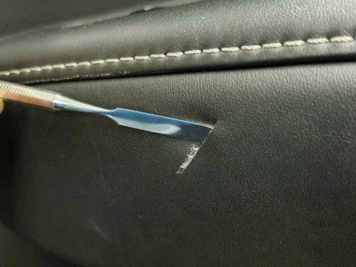 Der Schnitt hat das Kunstleder durchtrennt. Bei der Leasing Rückgabe würde mit großer Sicherheit das gesamte Seitenteil berechnet werden. 