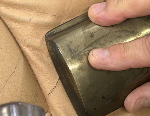 Mit einem Kühleisen wird der Verbindungs-Prozess am Oldtimer Sitz abgeschlossen.