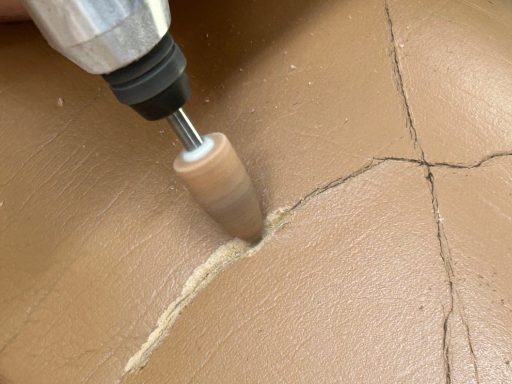 Die Bruchstellen werden einzeln vorsichtig erweitert, um ein haltbares Stabilisieren und Füllen zu ermöglichen.