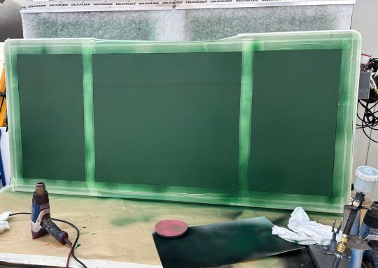 Nach der Ausbesserung von Schadstellen wird das Leder mit angepasster Farbe leicht durchscheinend eingefärbt, sodass Patina erhalten bleibt.