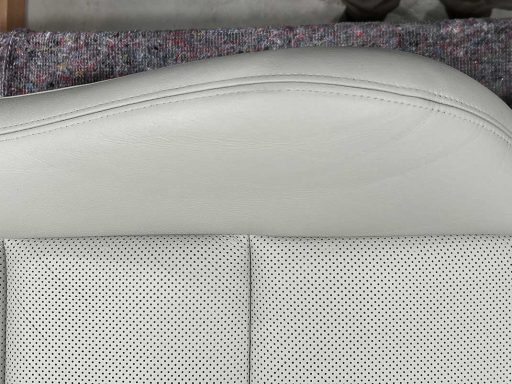 Nach der Fach-Reparatur: Die Risse und Abnutzungen wurden gefüllt, das Leder in Originalfarbe neu gefärbt und mehrschichtig versiegelt.