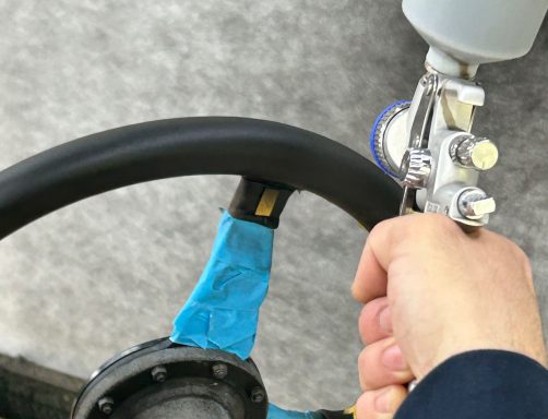 Abschließend wird das Lenkrad versiegelt und so widerstandsfähig gegen Schmutz und Kratzer.