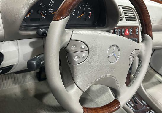 Nach Reinigung, Grundierung, Färbung und Versiegelung ist das Mercedes Lenkrad wieder schick, elegant-matt und widerstandsfähig.