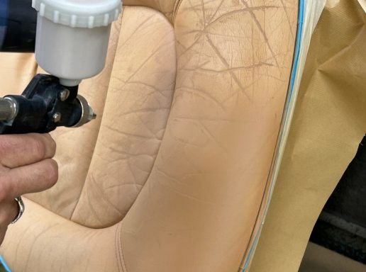 Der neu aufgebaute Sitz wird danach im individuell angepassten Farbton gefärbt und in mehreren Schichten versiegelt.